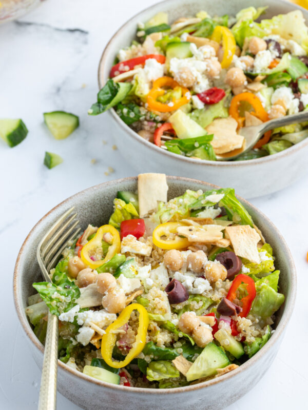 幸运八官网历史记录查询 Greek Quinoa Chopped Salad in two bowls
