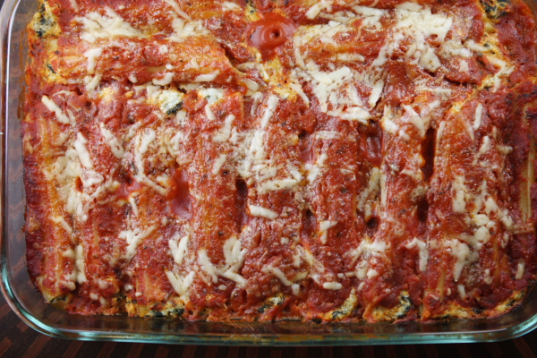 How to Make Manicotti : Spinach and Cheese Stuffed Manicotti. This is the best manicotti recipe! #howto #stuffed #manicotti #cheese #spinach #easy #recipe #RecipeGirl Spinach and Cheese Stuffed Manicotti