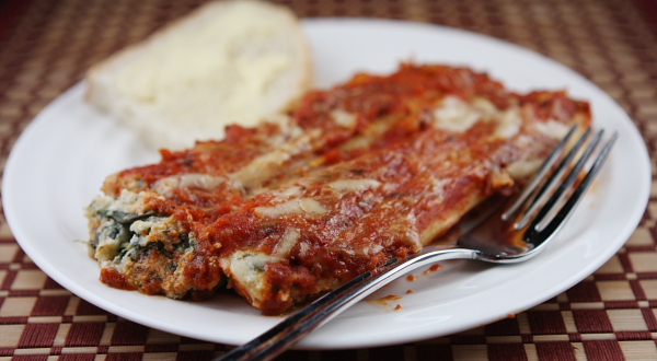 How to Make Manicotti : Spinach and Cheese Stuffed Manicotti from RecipeGirl.com. This is the best manicotti recipe! #howto #stuffed #manicotti #cheese #spinach #easy #recipe #RecipeGirl Spinach and Cheese Stuffed Manicotti on a white plate