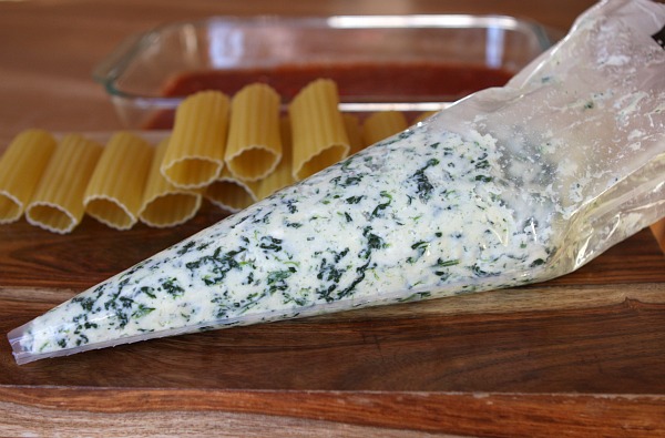How to Make Manicotti : Spinach and Cheese Stuffed Manicotti. This is the best manicotti recipe! #howto #stuffed #manicotti #cheese #spinach #easy #recipe #RecipeGirl How to Make Spinach and Cheese Stuffed Manicotti