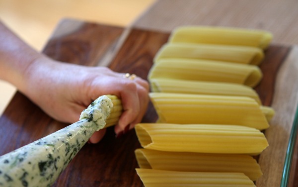 How to Make Manicotti : Spinach and Cheese Stuffed Manicotti. This is the best manicotti recipe! #howto #stuffed #manicotti #cheese #spinach #easy #recipe #RecipeGirl How to Make Spinach and Cheese Stuffed Manicotti