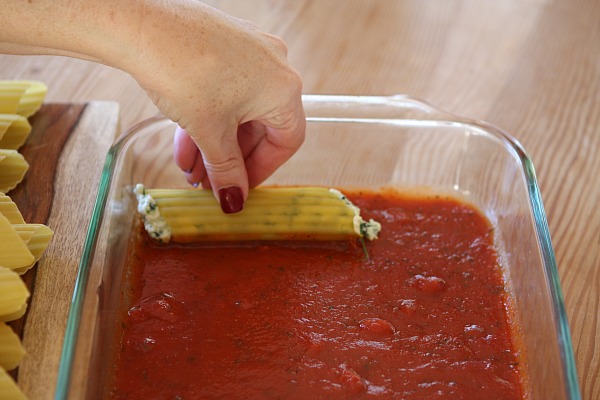 How to Make Manicotti : Spinach and Cheese Stuffed Manicotti. This is the best manicotti recipe! #howto #stuffed #manicotti #cheese #spinach #easy #recipe #RecipeGirl How to Make Spinach and Cheese Stuffed Manicotti