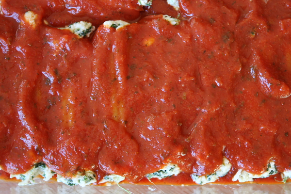 How to Make Manicotti : Spinach and Cheese Stuffed Manicotti. This is the best manicotti recipe! #howto #stuffed #manicotti #cheese #spinach #easy #recipe #RecipeGirl Spinach and Cheese Stuffed Manicotti