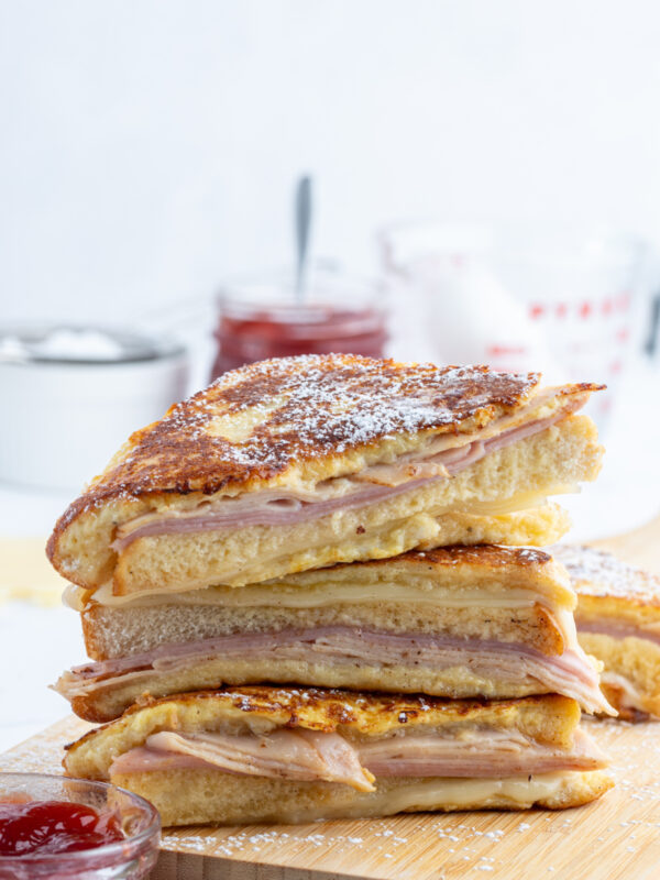 澳洲8官方开奖号码开奖结果 Monte Cristo sandwich halves stacked