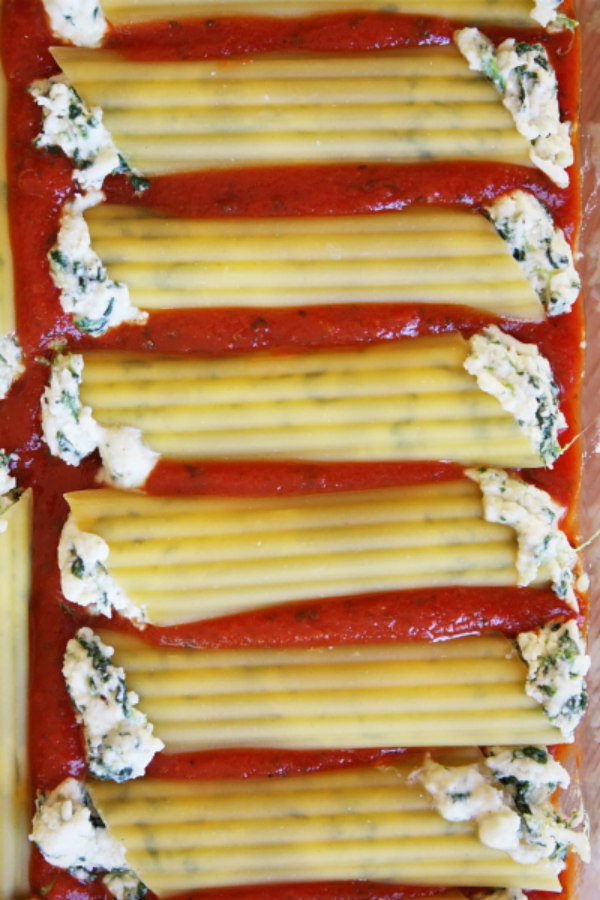 How to Make Manicotti : Spinach and Cheese Stuffed Manicotti. This is the best manicotti recipe! #howto #stuffed #manicotti #cheese #spinach #easy #recipe #RecipeGirl How to Make Manicotti - Spinach and Cheese Stuffed Manicotti : from RecipeGirl.com